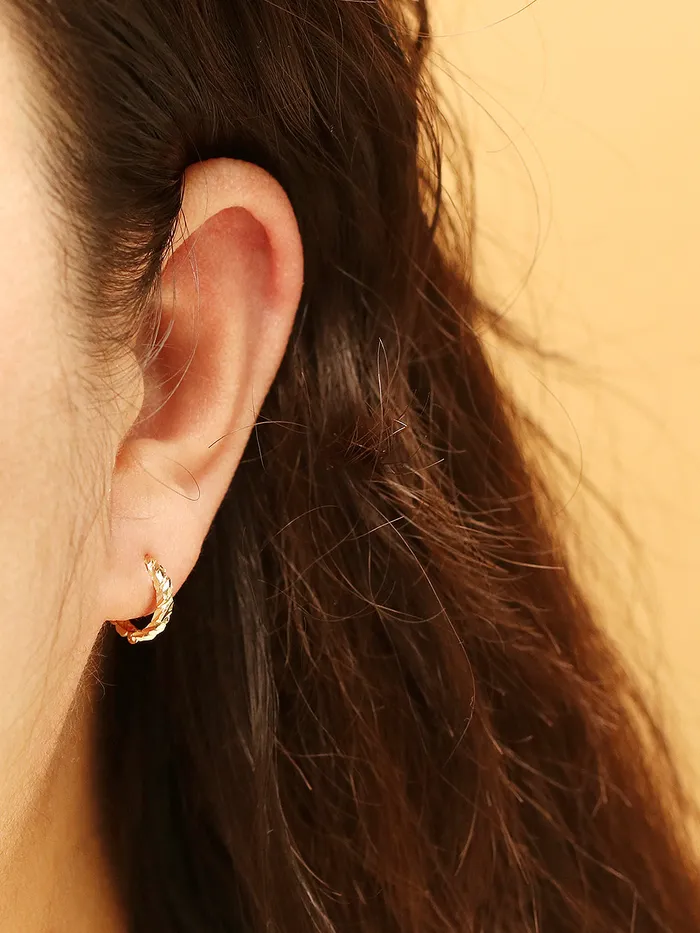 Earrings MinimalBijoux 14K 18K Gold Twist Cutting Cartilage Hoop Earring